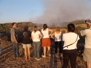 Els veïns de la zona observaven des de lluny l'incendi.  C.G