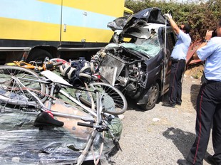 Dilluns, van morir dues persones marroquines en un accident de trànsit a Borrassà. Les víctimes anaven en un monovolum, que estava carregat fins a dalt de tot.  LLUÍS SERRAT