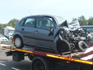 L'accident mortal d'ahir va passar a Biure, a l'N-II. A l'esquerra, el cotxe de la víctima i, al costat, el camió amb el qual va topar.  M.B