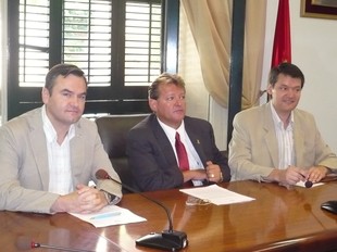 Graupera, Martínez i Arnó van presentar ahir les al·legacions a Sant Vicenç./  LL.M