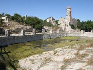 Les ruïnes de l'església seran un dels escenaris de La lluna a la Mussara.  JUANPE RODRÍGUEZ