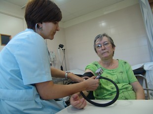 Una infermera pren la pressió a una pacient al CAP d'Alcover.  A.E