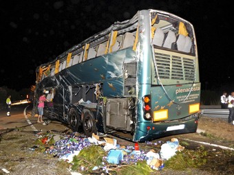 L'estat en què va quedar l'autocar accidentat a Sant Pol.  EFE