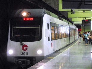 Estació soterrània del Metro de València amb un comboi en direcció a l'Aeroport. /  ARXIU