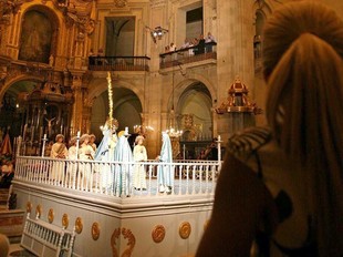 Representació del Misteri a l'interior de la Basílica de Santa Maria. /  ARXIU