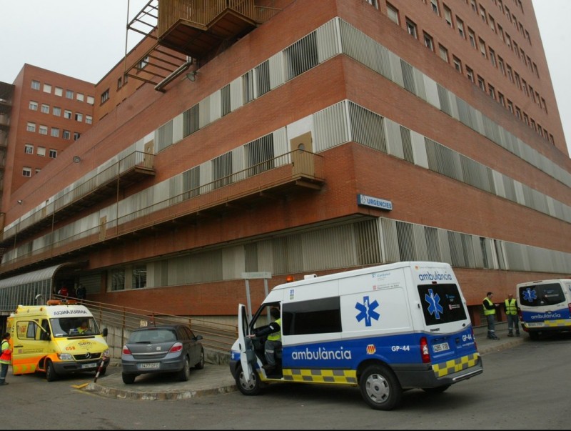Dues ambulàncies a l'entrada d'urgències de l'hospital Josep Trueta, en una imatge d'arxiu. LLUÍS SERRAT