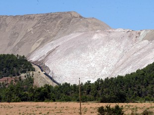 Runam salí de la mina activa de potassa que hi ha al municipi de Sallent.  GABRIEL MASSANA