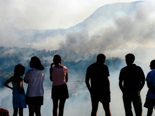 Algunes persones presencien l'incendi del Barranc d'ara fa quinze dies. /  ROSELLA