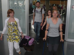 Viatgers d'un vol de baix cost arriben a la terminal d'arribades de l'aeroport de Reus.  ÒSCAR PALAU