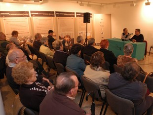 Una de les primeres reunions que van fer els afectats per l'asbestosi a Cerdanyola del Vallès.  ORIOL DURAN