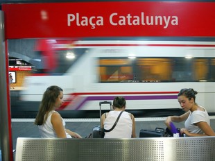 Els trens de Rodalies de la majoria de línies tornen a prestar servei a l'estació de Plaça Catalunya de Renfe.  ANDREU PUIG