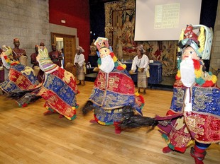 Els cantador i dansaires de Les As du Benín, ahir, a la sala gòtica de la Fontana d'Or. /  EUDALD PICAS