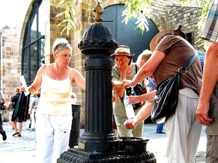Uns turistes es refresquen a Barcelona. M. DE LA FIGUERA