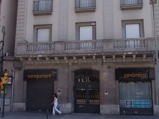 Una de les empreses té un local en aquest edifici del carrer Barcelona de Girona.  M.B