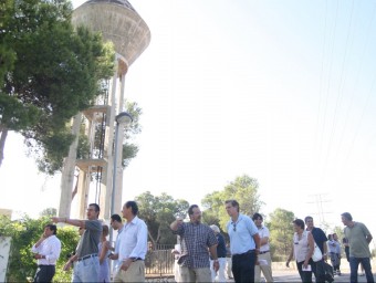 Els veïns de la Vallesa acompanyen l'alcalde en una visita de l'any 2009. ARXIU
