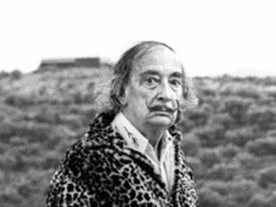 Salvador Dalí passejant, l'any 1975, per Portlligat. / E.S.