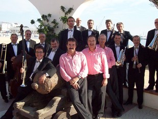 La cobla orquestra Montgrins i el grup d'havaneres Port Bo.