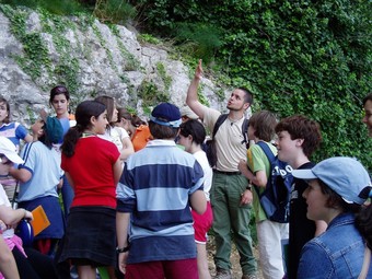 Joves estudiants participen d'una excursió guiada. /  ARXIU