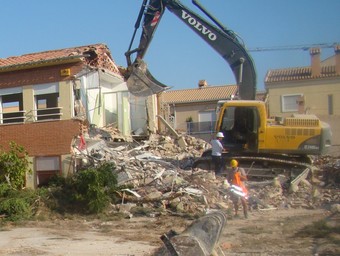 La demolició ha començat aquest matí. /  EL PUNT