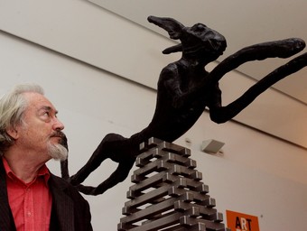 Flanagan, amb una de les seves llebres, a Art report de Palma de Mallorca, l'any 2005.  EFE