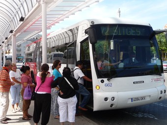Usuaris de la línia Vilanova-Sitges pujant ahir al bus a l'estació de Vilanova.  A.M