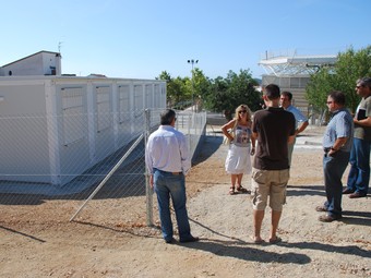 Blanco i Farràs, al costat del mòdul de l'IES Montgròs instal·lat al pati de l'escola Els Costerets, ahir durant una visita.  M.L