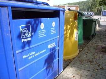 Contenidors per fer una recollida selectiva dels residus urbans. /  ARXIU