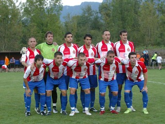 A dalt, l'onze del Girona, format completament per jugadors de la primera plantilla menys un juvenil. A sota, a l'esquerra, Calle; i a la dreta, Almirón, dos dels tres últims fitxatges.  EUDALD PICAS