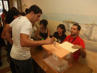 Un ciutadà votant a la consulta popular d'Arenys de Munt del 13 de setembre. O. DURAN