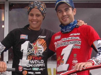 Laia Sanz i Toni Bou, vencedors del mundial femení i masculí, respectivament. MARIO CANDELLONE