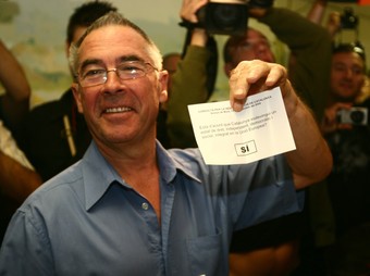 Enric Vila, el primer votant del referèndum d'Arenys de Munt, sosté la papereta.  ACN
