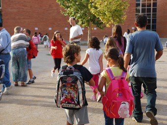 Els alumnes del CEIP l'Arjau, de Vilanova, en el moment d'entrar a classe, ahir a les nou del matí.  M.L