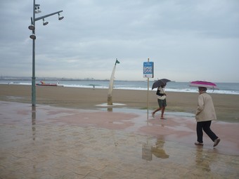 La platja de la Pineda tenia ahir un aspecte desolador.  Ò.P.J