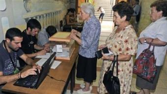 Unes dones voten en el referèndum d'Arenys de Munt. /  EFE