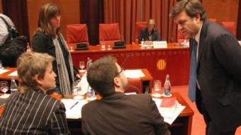 L'exvocal del Consell General del Poder Judicial, Alfons López Tena, parlant amb diversos diputats ahir al Parlament.  ACN
