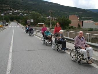 Residents de la Residència Àngel Serafí Casanovas circulant per la N-260 per anar fins a SortFOTO: Lluvich, Marta