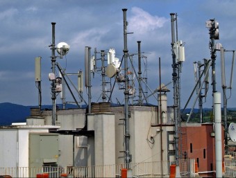 Antenes de telefonia a la part alta del poble. EL PUNT AVUI