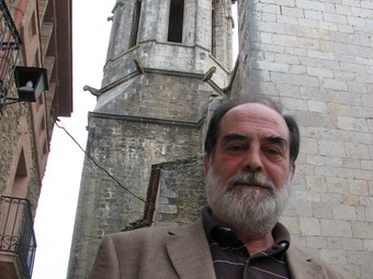 Josep Pi, retratat davant l'església de Sant Isidor. Ò.P