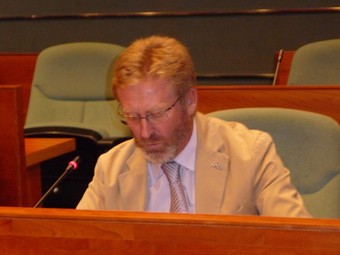 El síndic portaveu del Bloc, Sento Beguer, intervé al Plenari municipal. /  ESCORCOLL