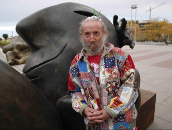 Joan Ripollés davant d'una de les escultures instal·lades al carrer. EL PUNT-AVUI