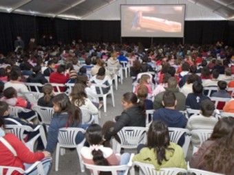 El festival de Cinema en valencià, Inquiet, de Picassent en una sessió multitudinària per a joves. /  ARXIU