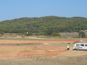 Moviments de terra del desdoblament a la connexió de Palamós i el puig Xifra, al fons./  A.V