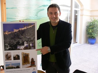 El regidor de Turisme, Pau Pérez, presenta la campanya de descobertes, viatges i excursions del 2009-2010.