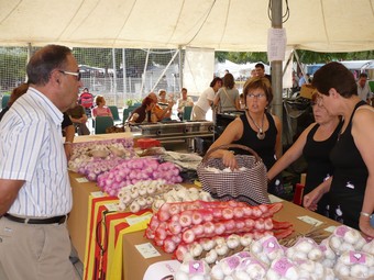 La popular fira de Cornellà ofereix una seixantena de parades d'artesania i d'alimentació.  A.VILAR