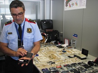 L'inspector Xavier Sànchez i part del material sostret que encara no s'ha tornat als seus propietaris, ahir a Sabadell.  ACN