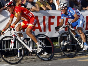 Rodríguez i Kolobnev, en l'última volta del campionat del món disputat ahir a Suïssa. EFE
