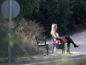 Una prostituta fotografiada ahir a la carretera N-II al municipi de Tordera. MANEL LLADÓ