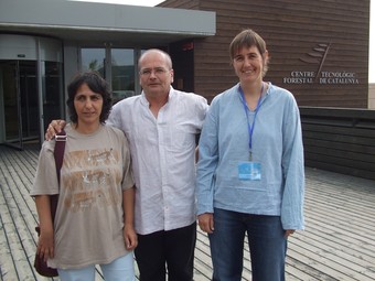 Olga Cuevas, guanyadora del primer premi (dreta), Joan Alcaraz i Beni Ballescà.