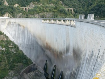 Una imatge de la presa de Susqueda, amb les vàlvules que permeten treure aigua sobrant quan cal.  EUDALD PICAS