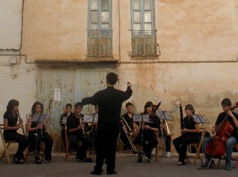 Vicent Gabarda Porras, dirigeix un grup de cambra a la Tardor Musical de Villar. ESCORCOLL